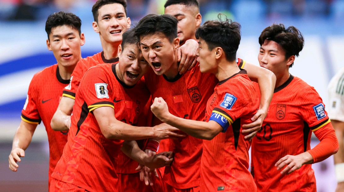 精妙足球战术展露，双方队员拼尽全力