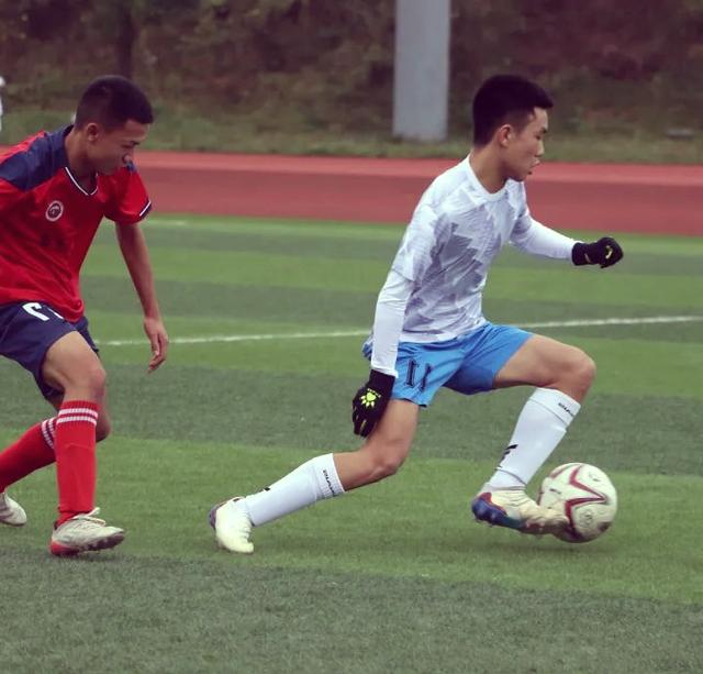 足球赛场上的绝佳表现,球员们的技艺展现 足球赛场上的绝佳表现,球员们的技艺展现