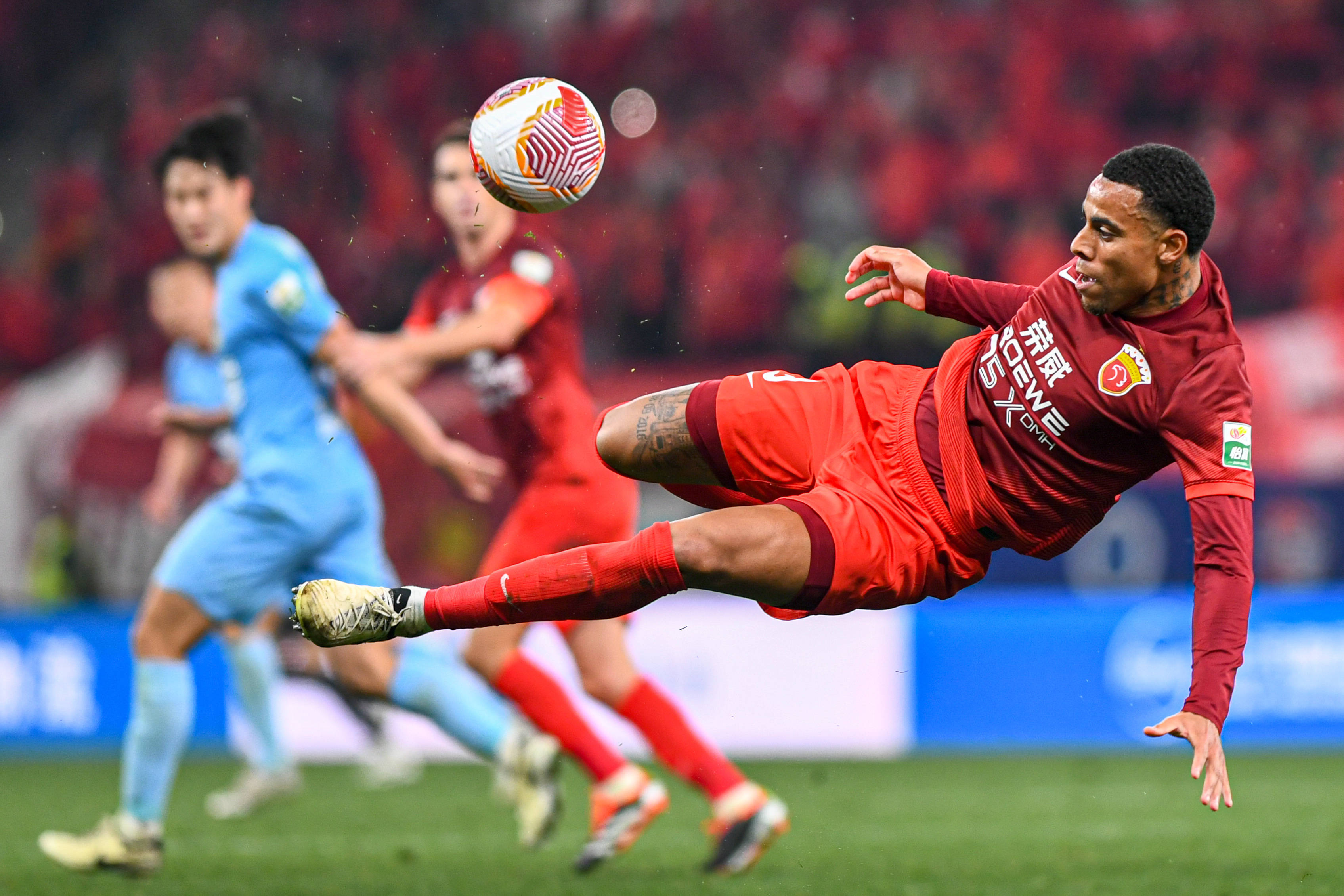 足球赛场上的绝佳表现,球员们的技艺展现 足球赛场上的绝佳表现,球员们的技艺展现