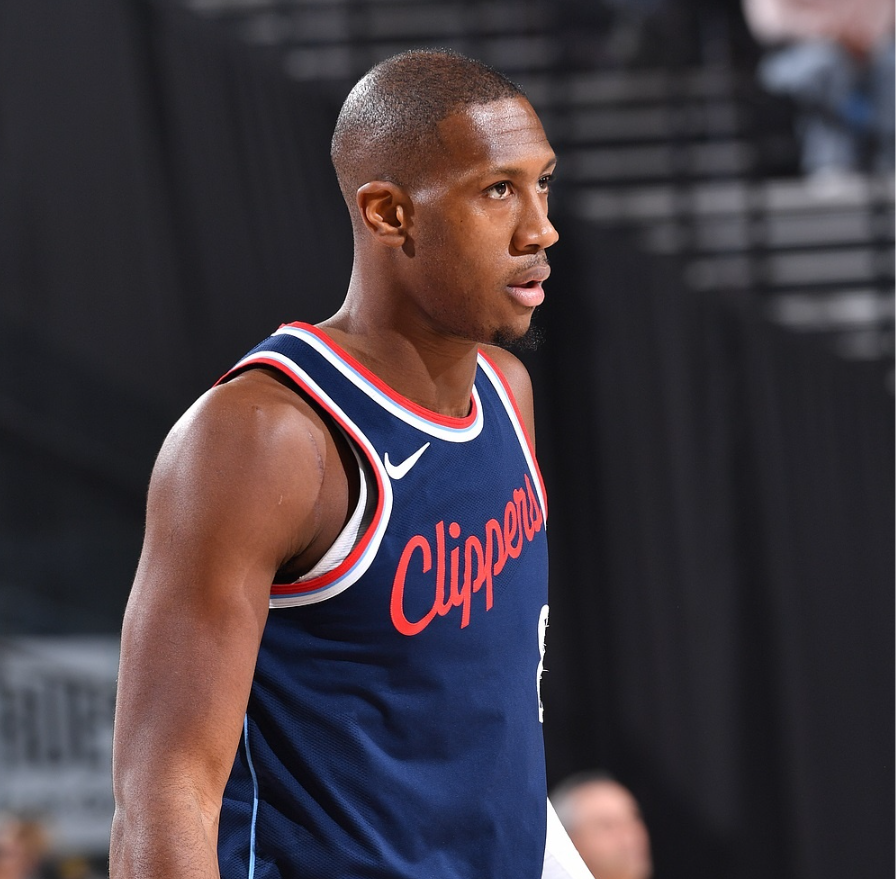 快船队客场力克活塞队，成功反超比分