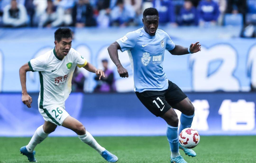 球队在比赛中遭遇各种困难,球员需团结拼搏 球队在比赛中遭遇各种困难,球员需团结拼搏