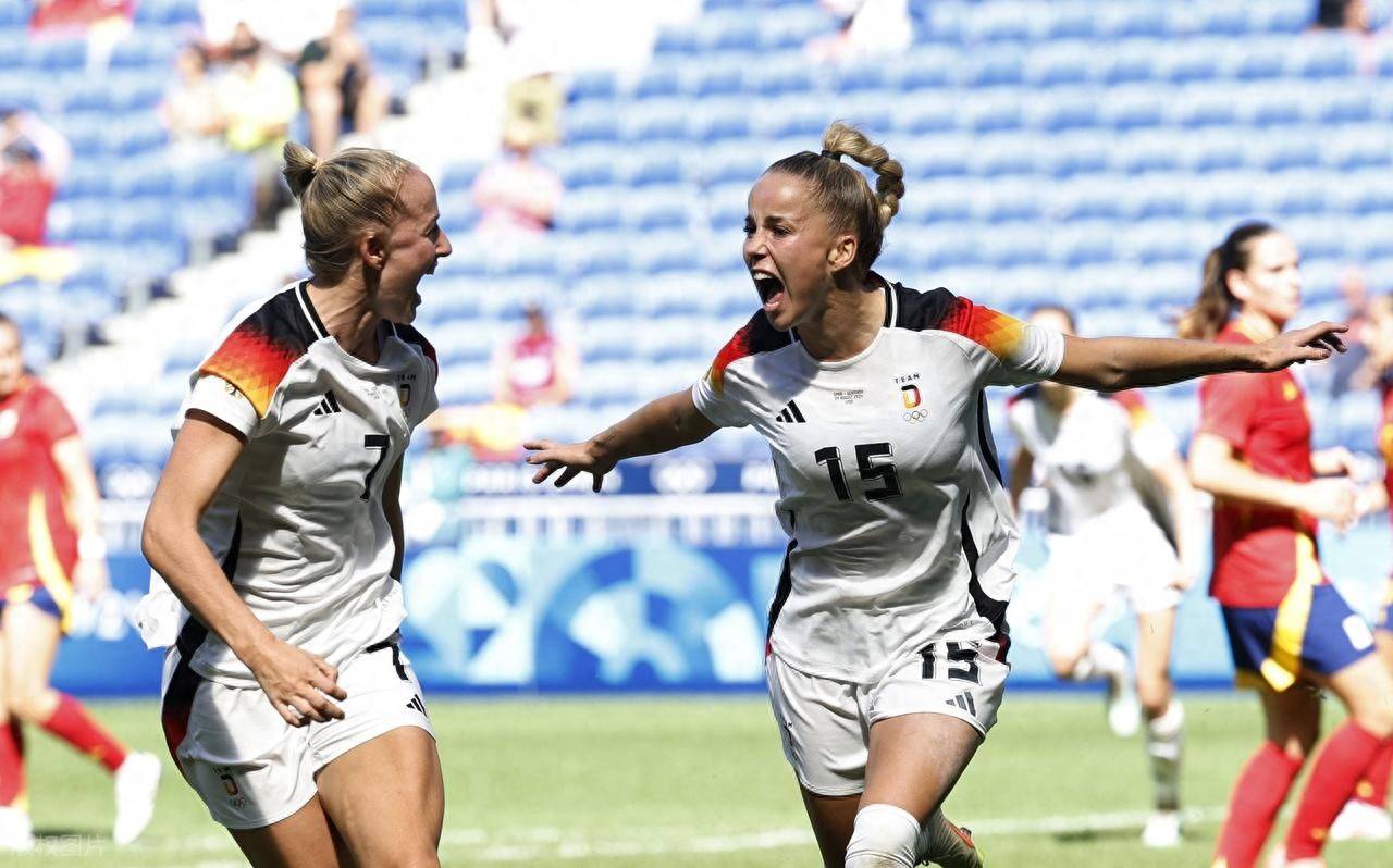 德国女足球员操练技巧赛