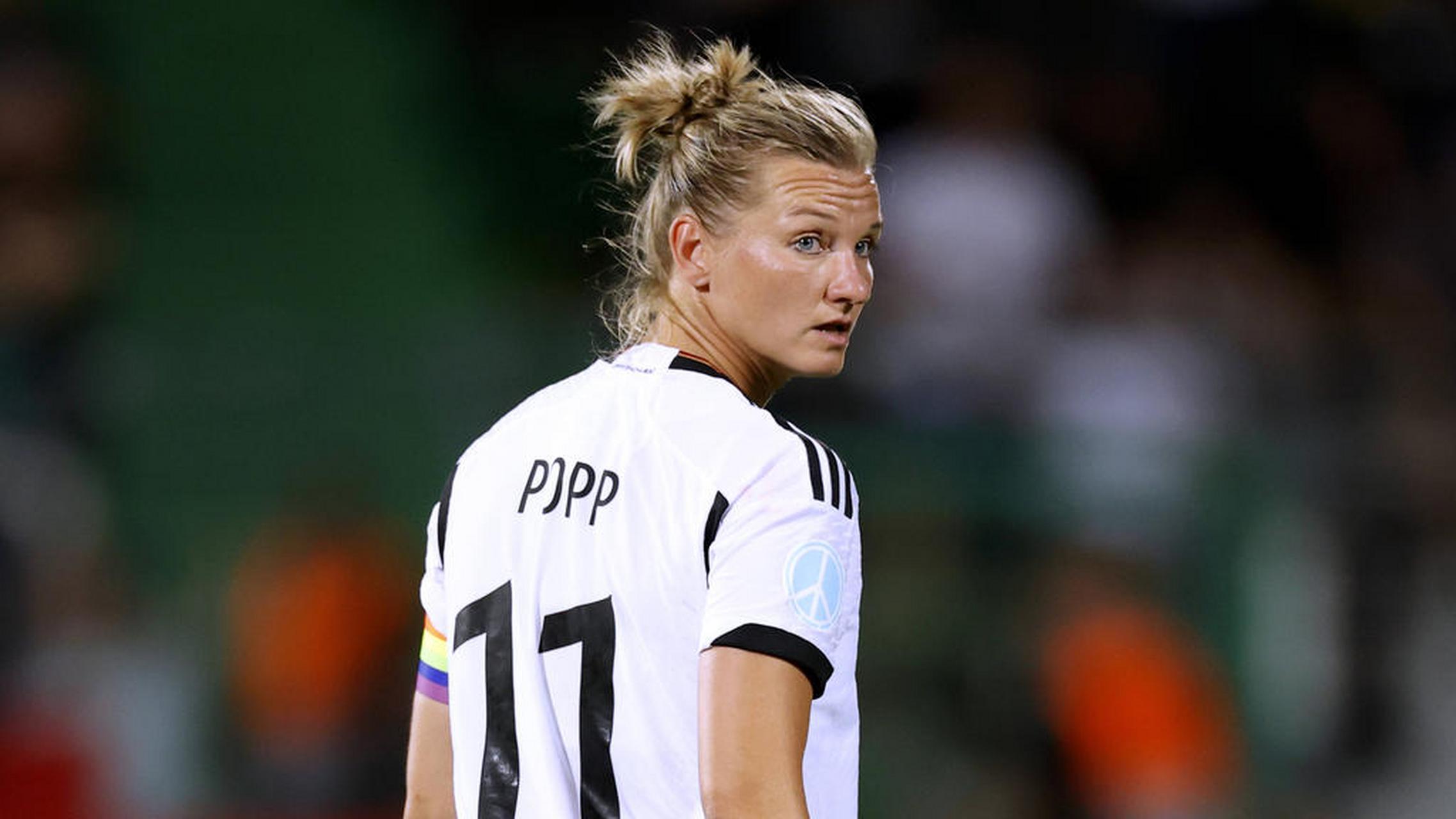 德国女足球员操练技巧赛