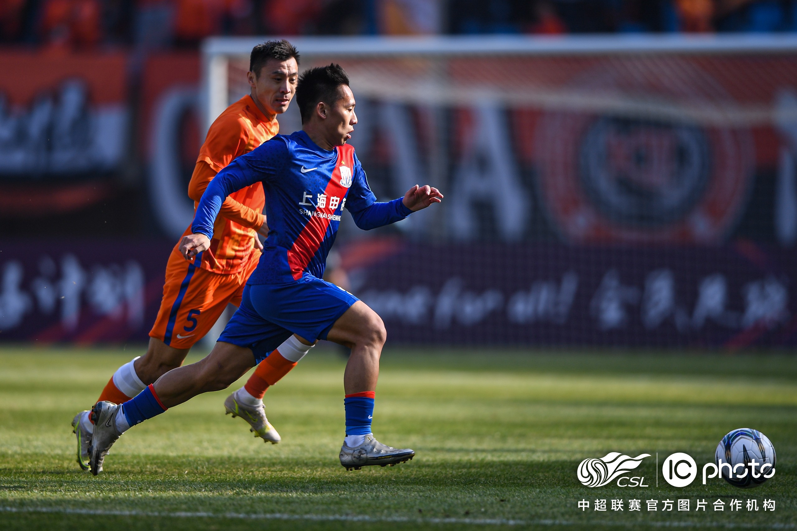 佛罗伦萨惊险获胜,球队全力向前迈进 佛罗伦萨惊险获胜,球队全力向前迈进