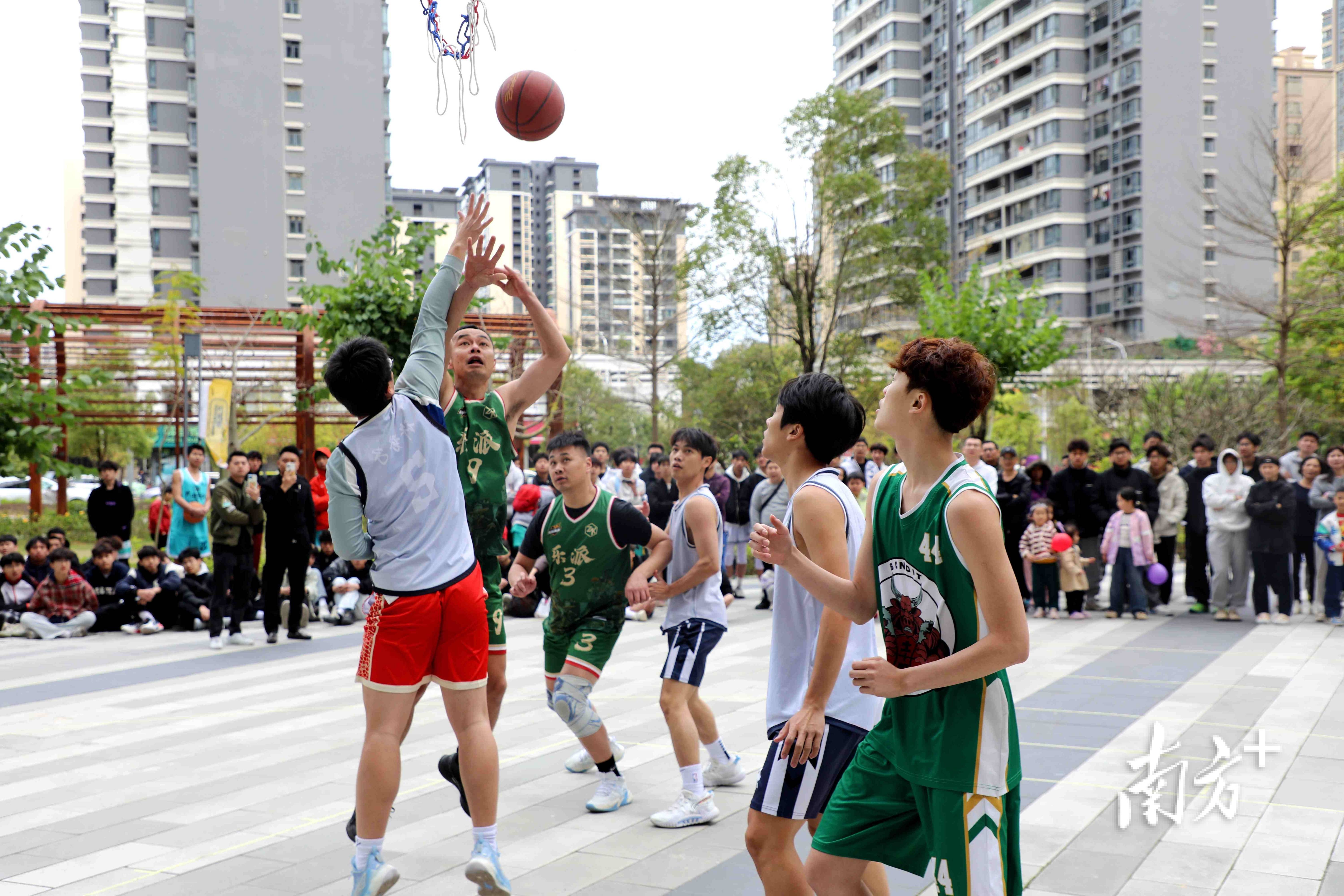 包含淘汰赛火热开打,球迷狂热欢呼的词条 包含淘汰赛火热开打,球迷狂热欢呼的词条