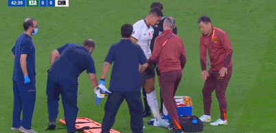 边线球员多次助攻破坏对方防线