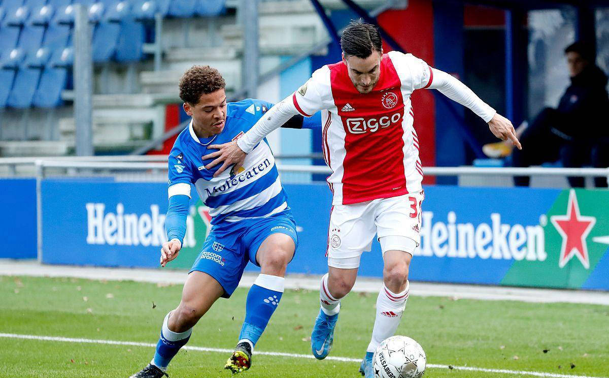 法兰克福客场胜出，继续保持领先位置