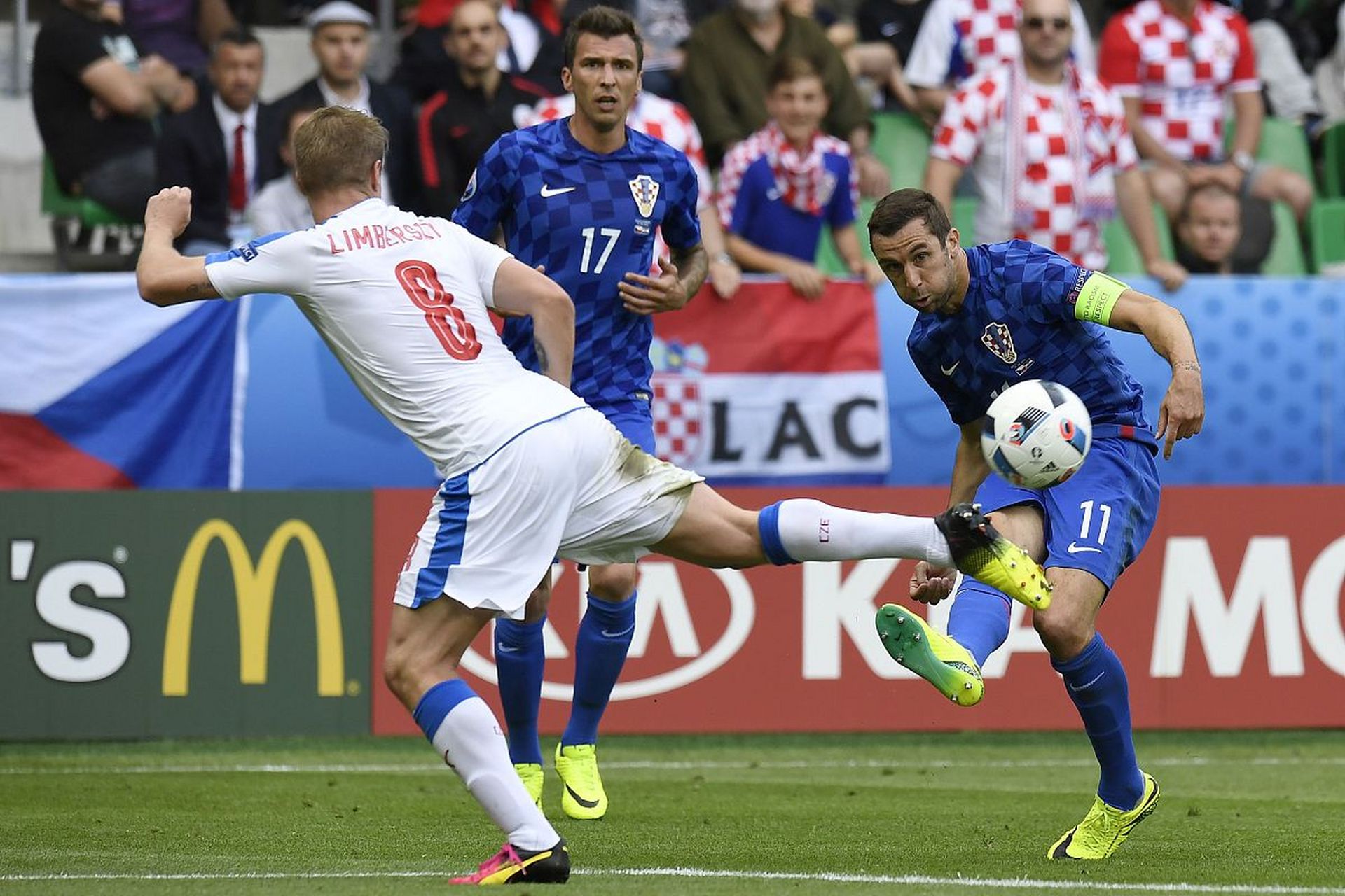 欧洲预选赛战况激烈，先锋队最终获得胜利