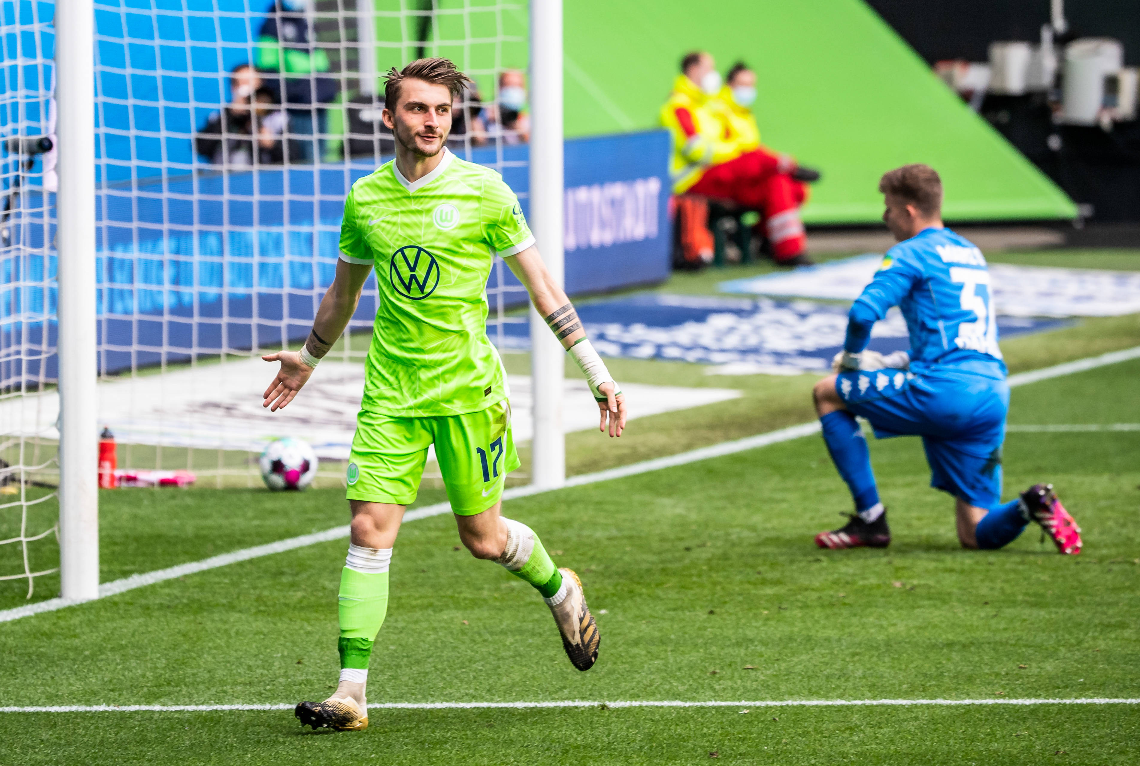 关于沃尔夫斯堡客场击败对手，跻身前列的信息