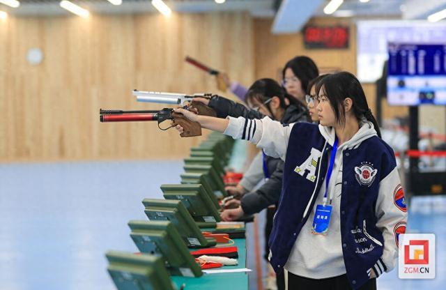 法国射击选手射中靶心,赢得冠军 法国射击选手射中靶心,赢得冠军