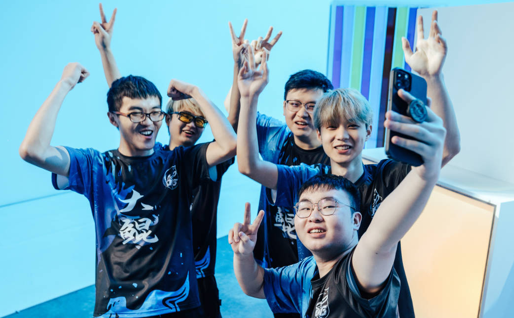 战队勇夺冠军,壮志凌云超越极限 战队勇夺冠军,壮志凌云超越极限