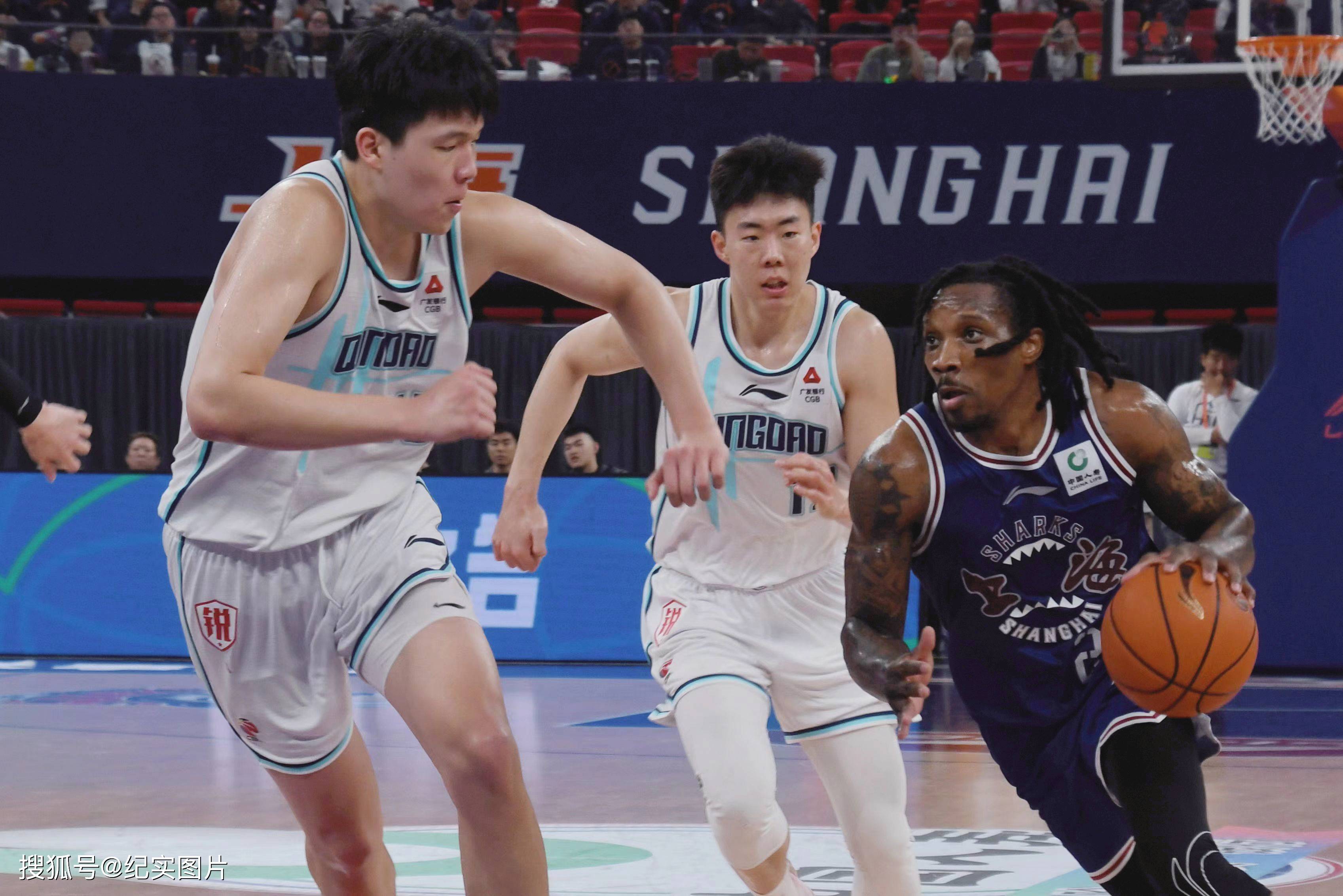 关于上海大鲨鱼队在最近的比赛中获得一场关键胜利的信息