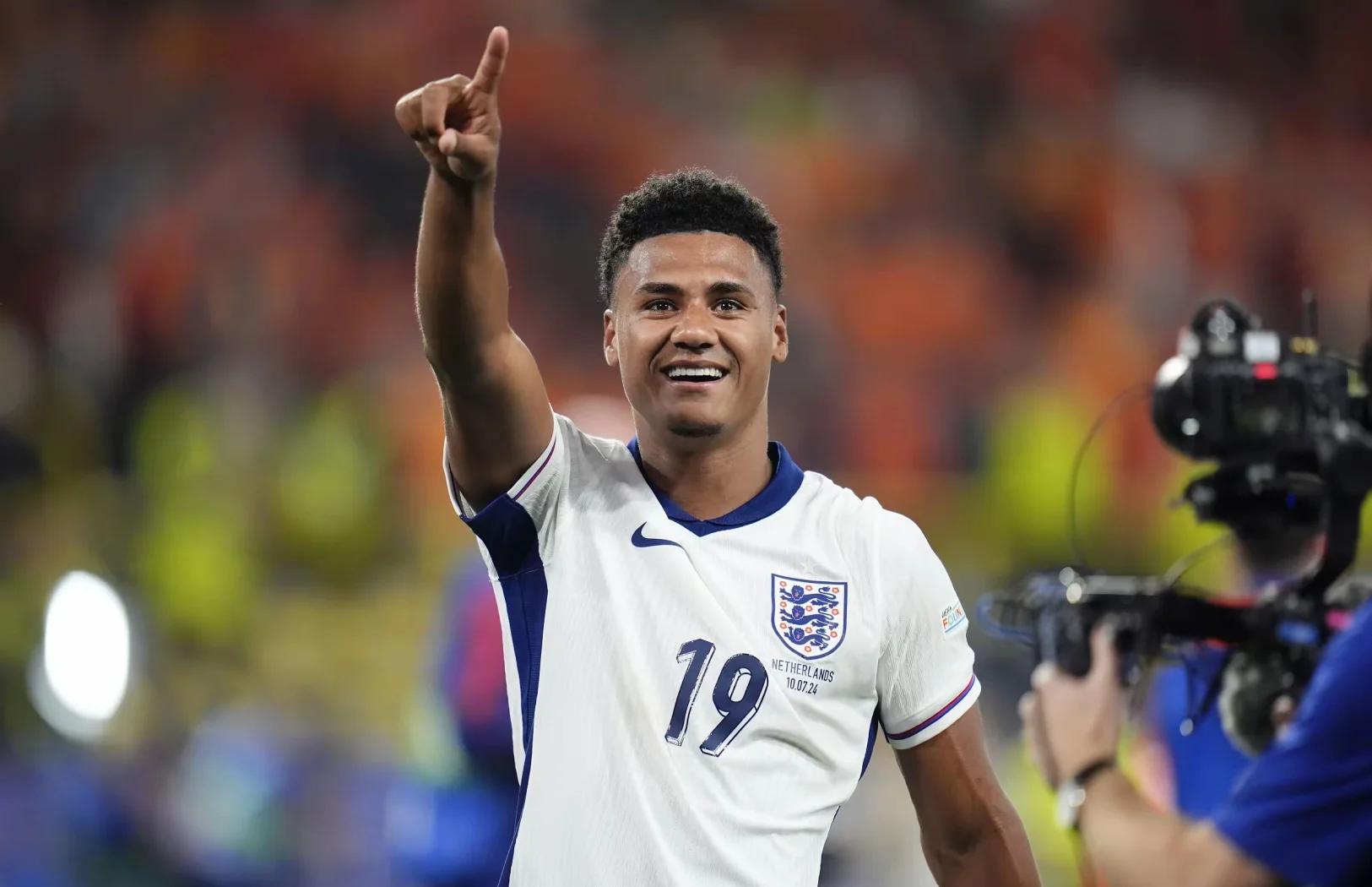 英格兰队压倒性胜利，稳步晋级