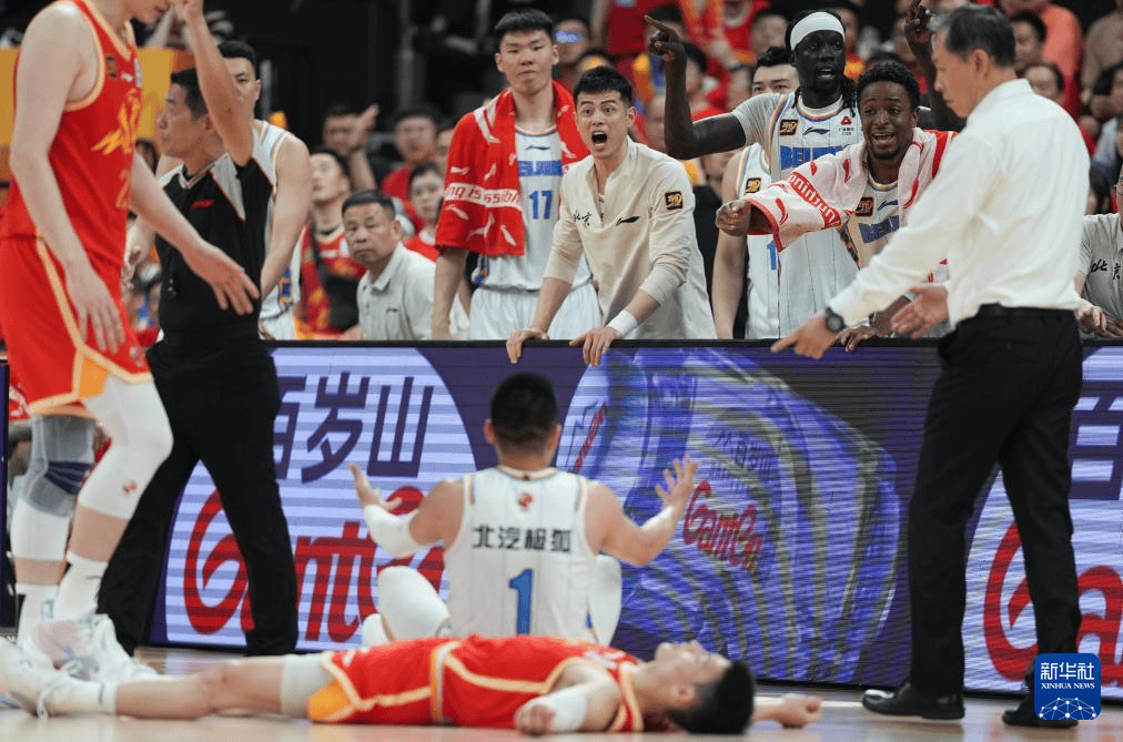 比赛后的胜利庆祝派对，精彩绝伦