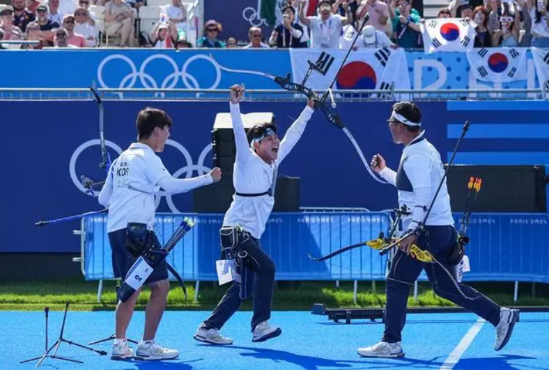 射箭男子团体决赛选手射箭准确