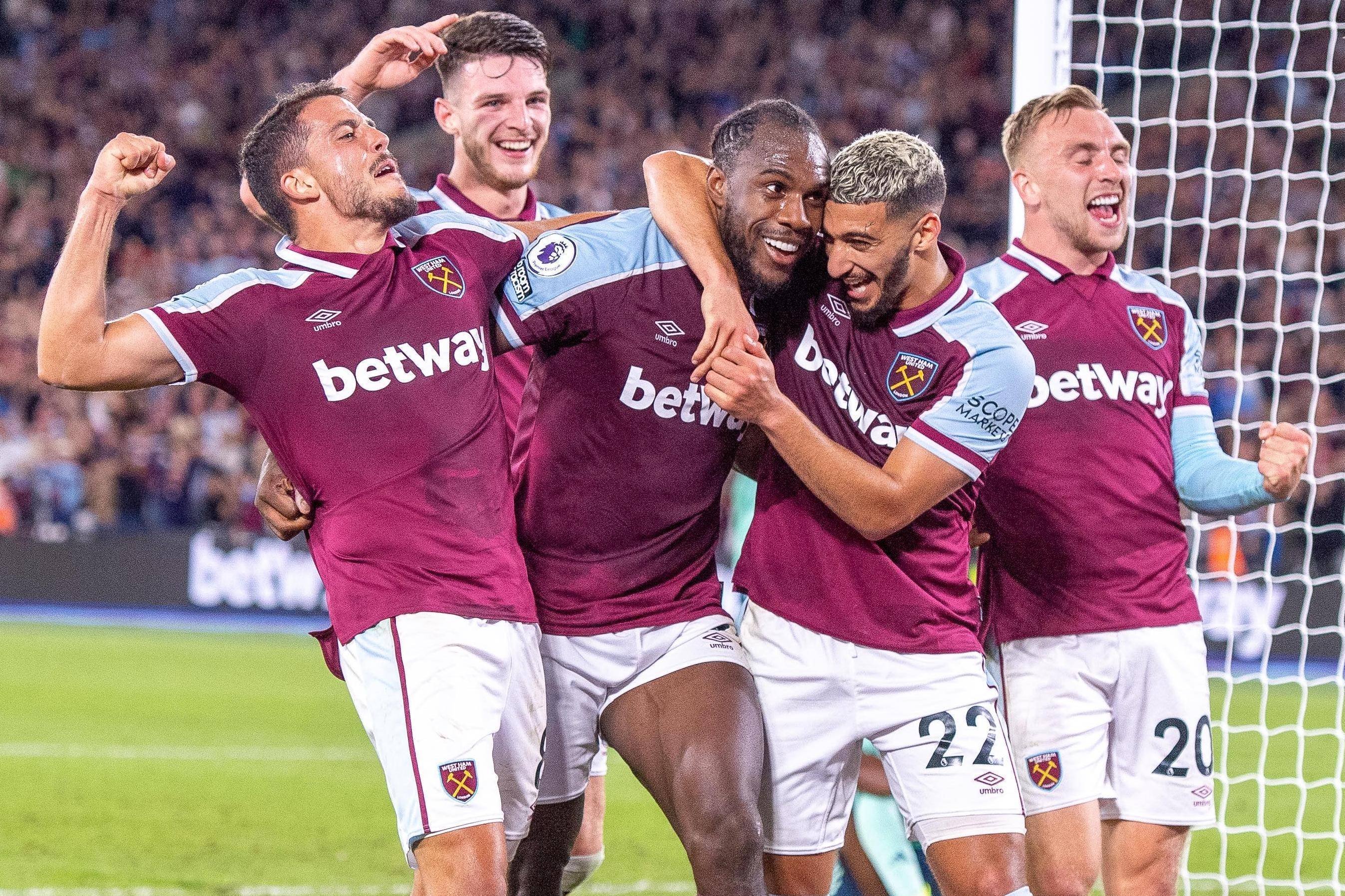 包含本周末热门足球对决赛况：激战一触即发的词条