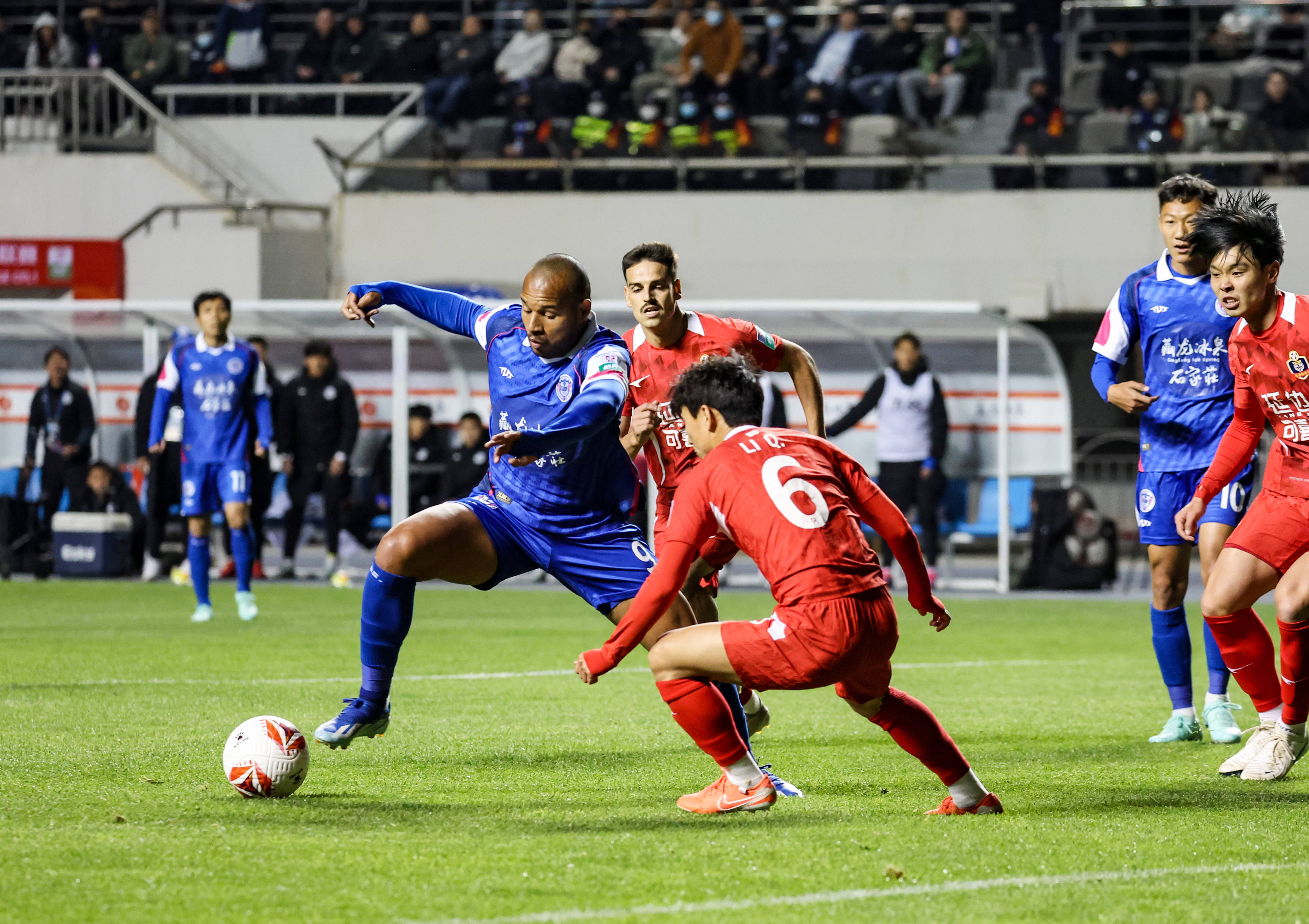 南方劲旅连续取得胜利,震撼中超赛场 南方劲旅连续取得胜利,震撼中超赛场