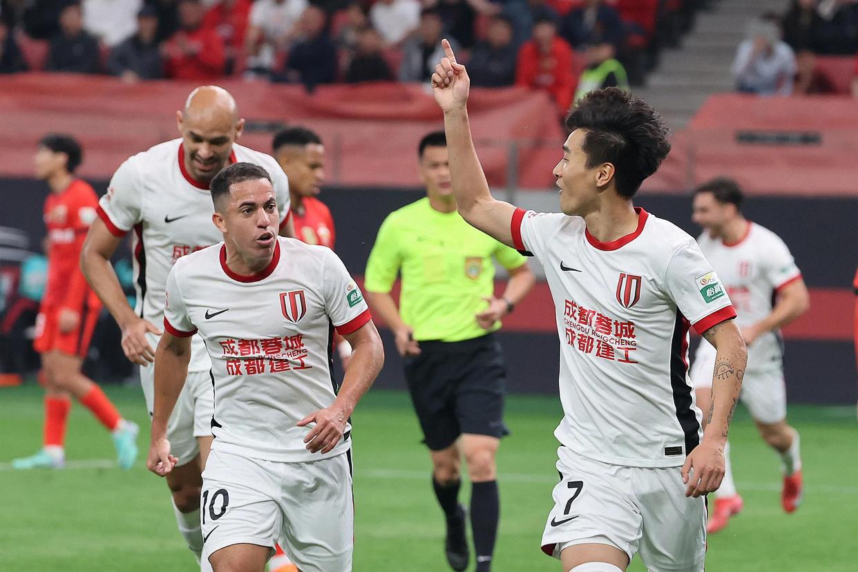 南方劲旅连续取得胜利,震撼中超赛场 南方劲旅连续取得胜利,震撼中超赛场