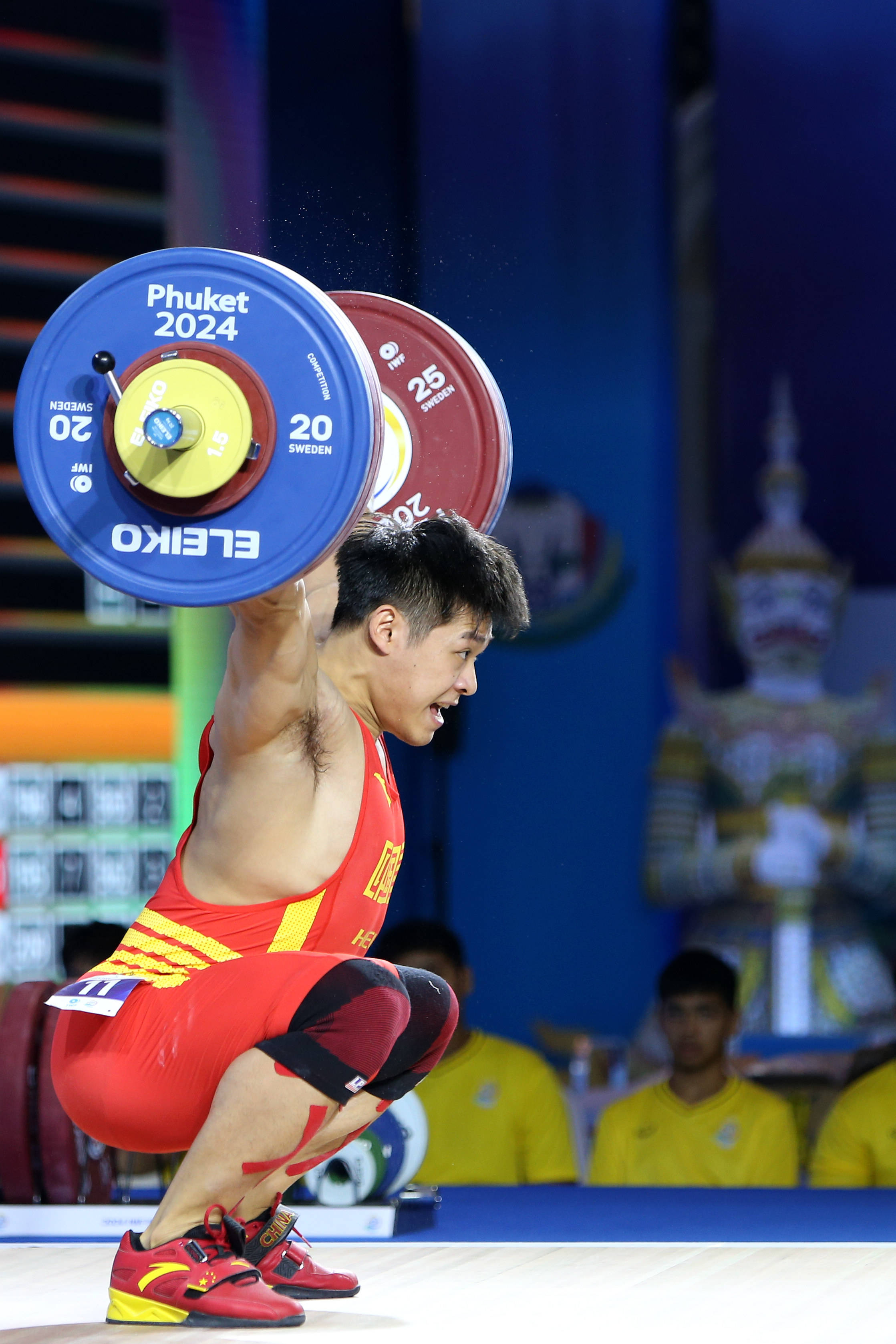 关于举重选手再获佳绩，圆满完成比赛的信息