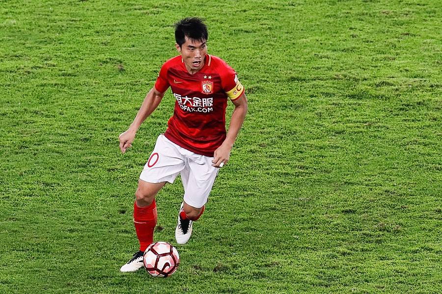 传授经验!老将指导年轻球员成长 传授经验!老将指导年轻球员成长