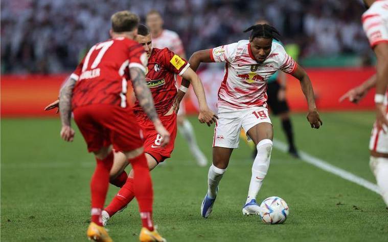 包含弗赖堡表现低迷，球迷呼吁俱乐部改革的词条