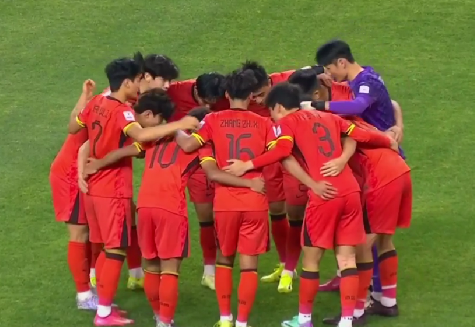 国内足球赛事近期展开激烈较量，球员斗志昂扬的简单介绍