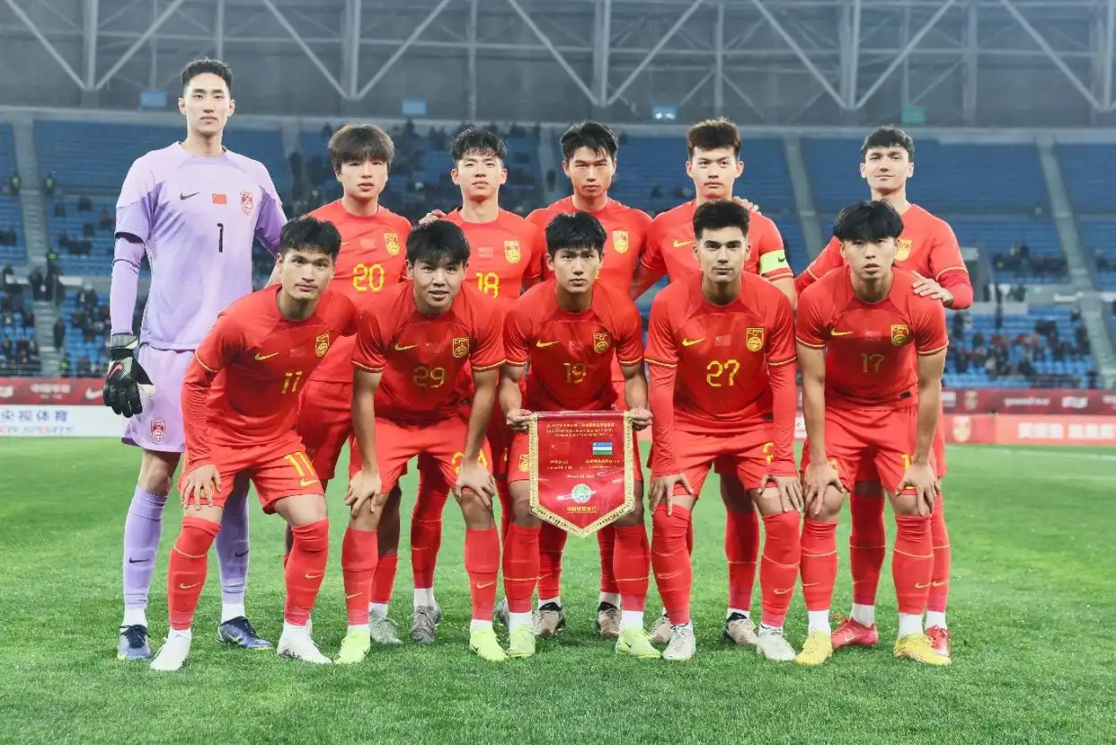 国内足球赛事近期展开激烈较量，球员斗志昂扬的简单介绍