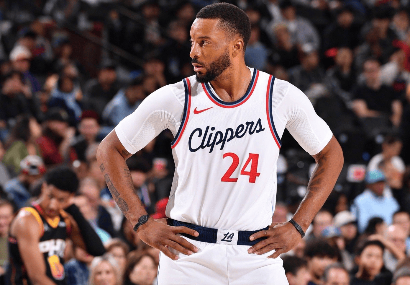 太阳主场擒快船保持不败，布克比赛最后一刻关键三分