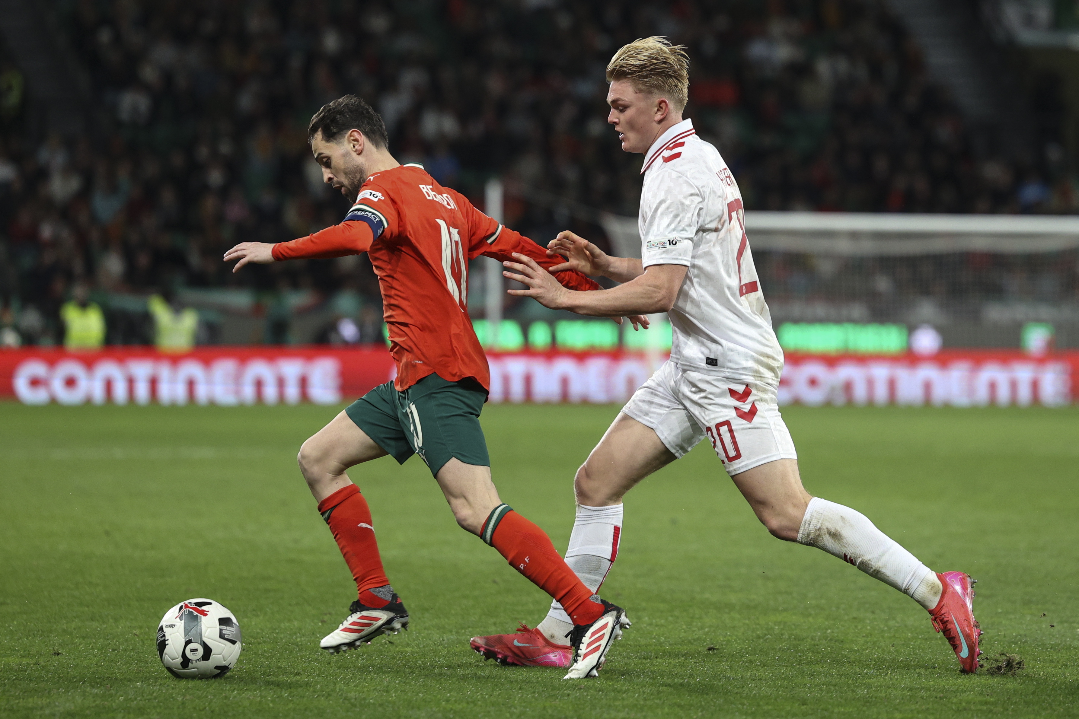 葡萄牙队面对荷兰队挑战，争夺晋级资格