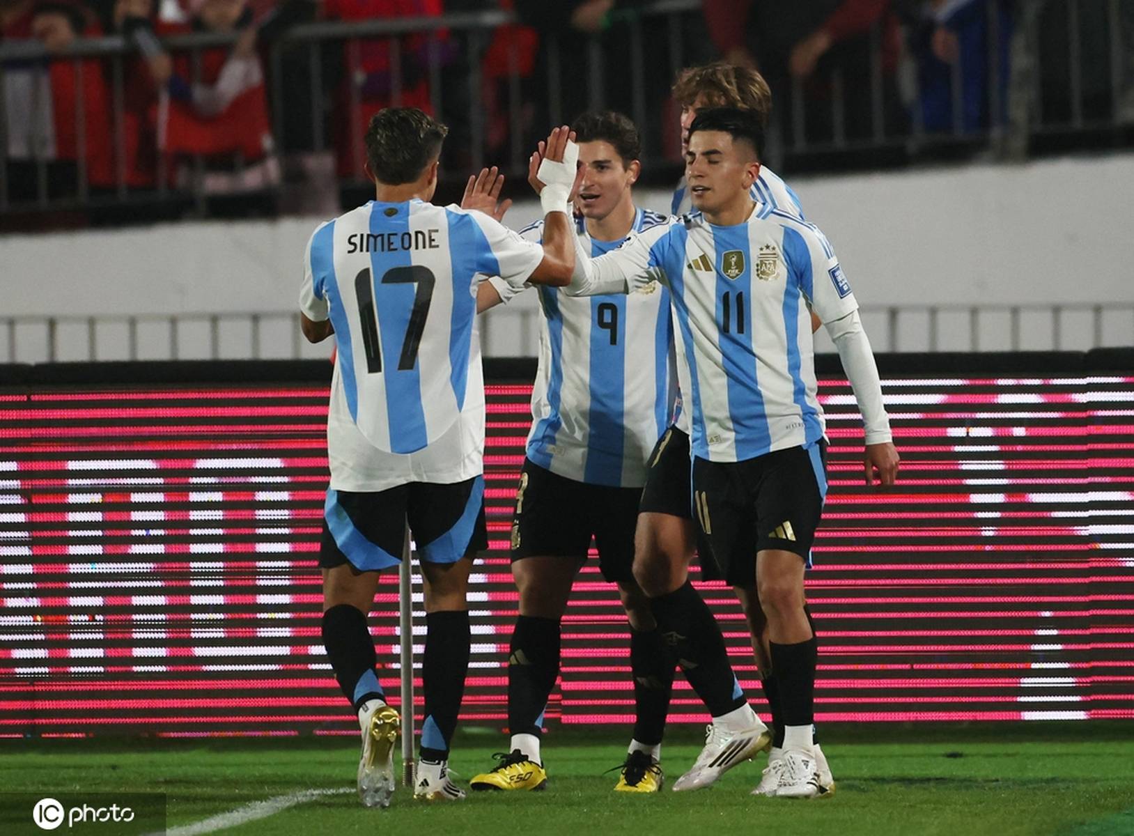 阿根廷男子篮球队击败对手，晋级半决赛