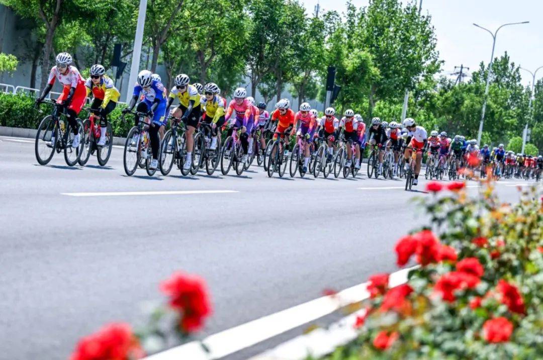 FB体育在线-自行车比赛激烈竞逐完美骑行引人瞩目