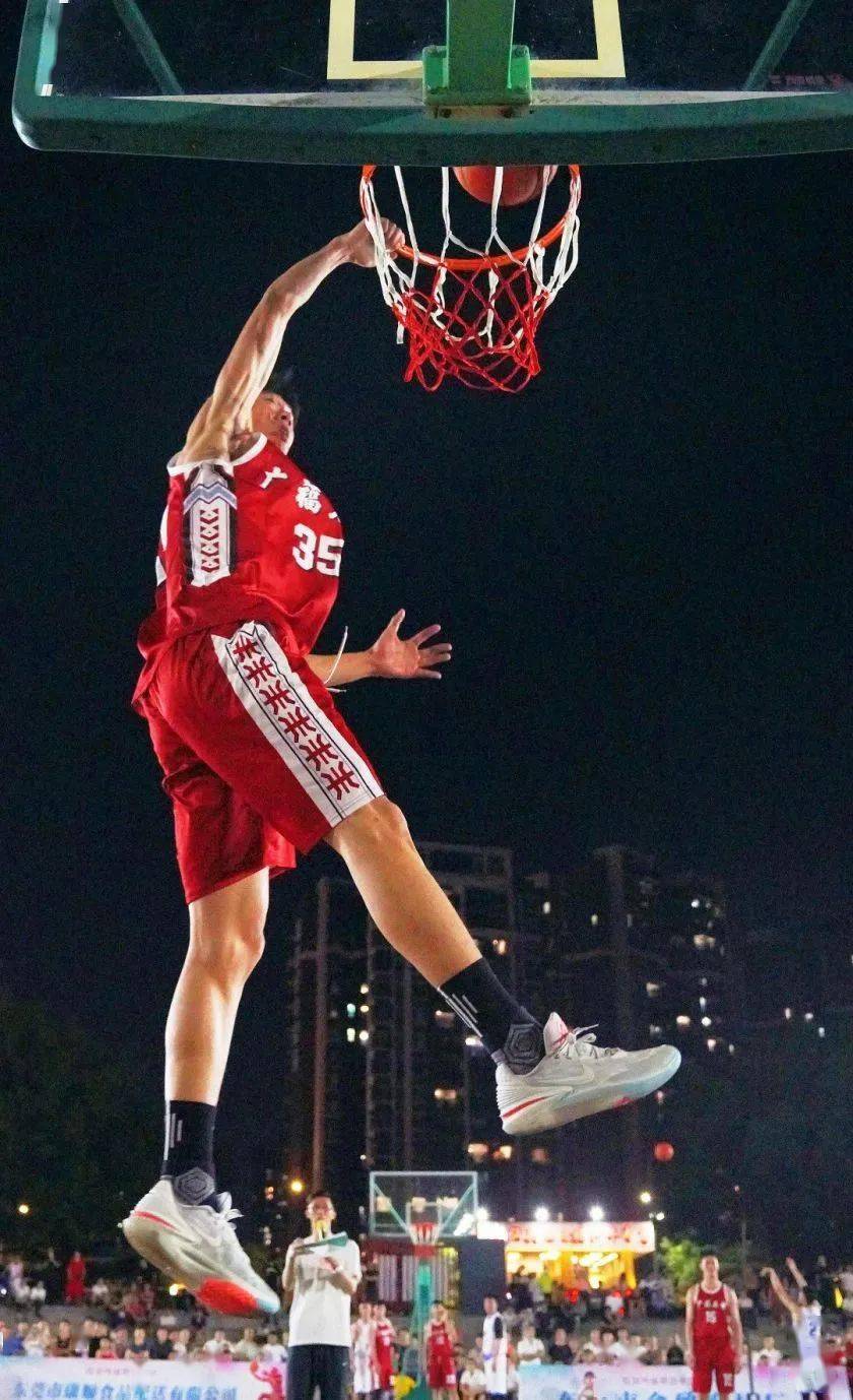 让球飞国际篮球联赛球员奔跑飞翔 让球飞国际篮球联赛球员奔跑飞翔