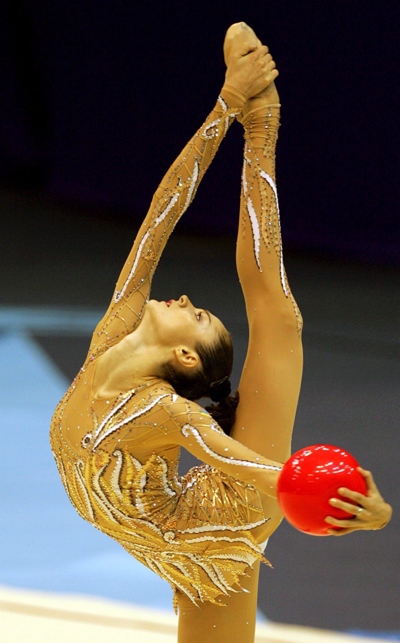 俄罗斯体操选手斩获双杠个人冠军