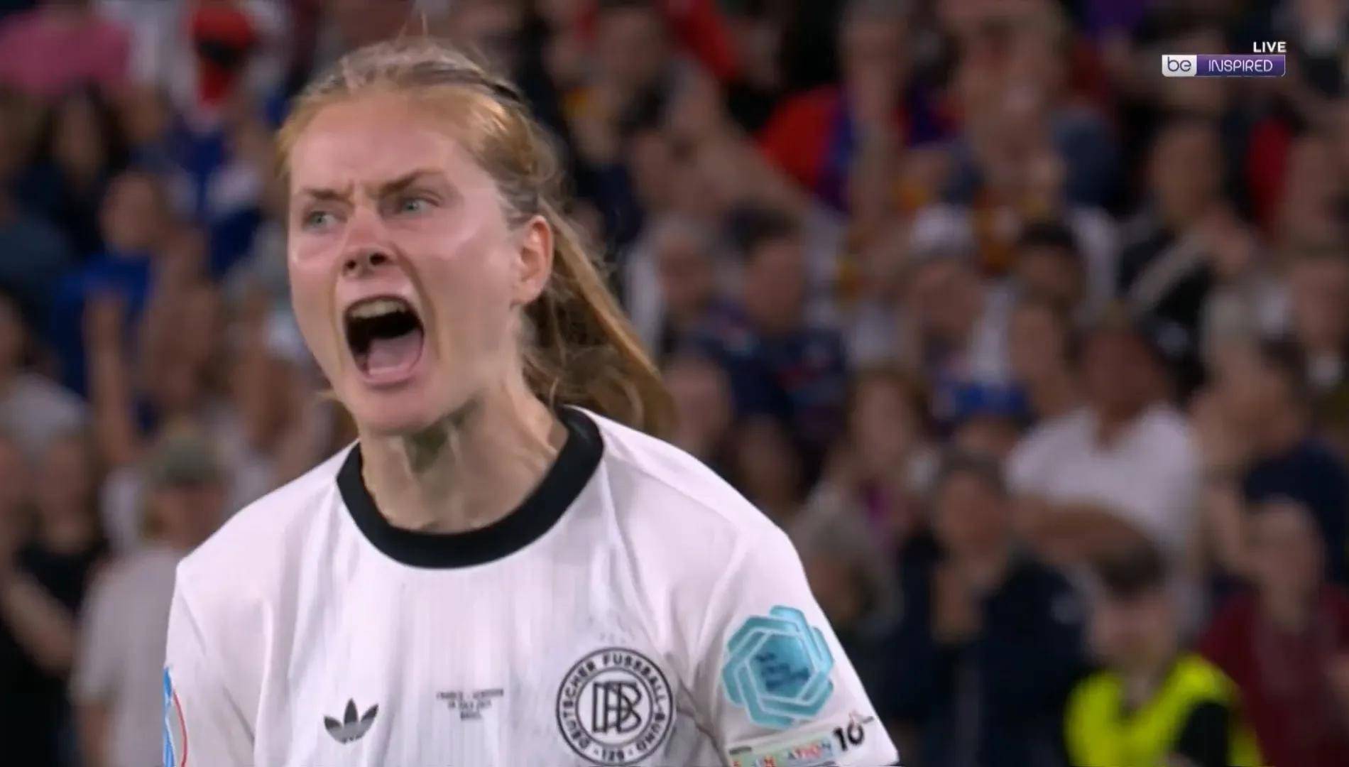 斯洛伐克女足与对手争夺胜利 斯洛伐克女足与对手争夺胜利