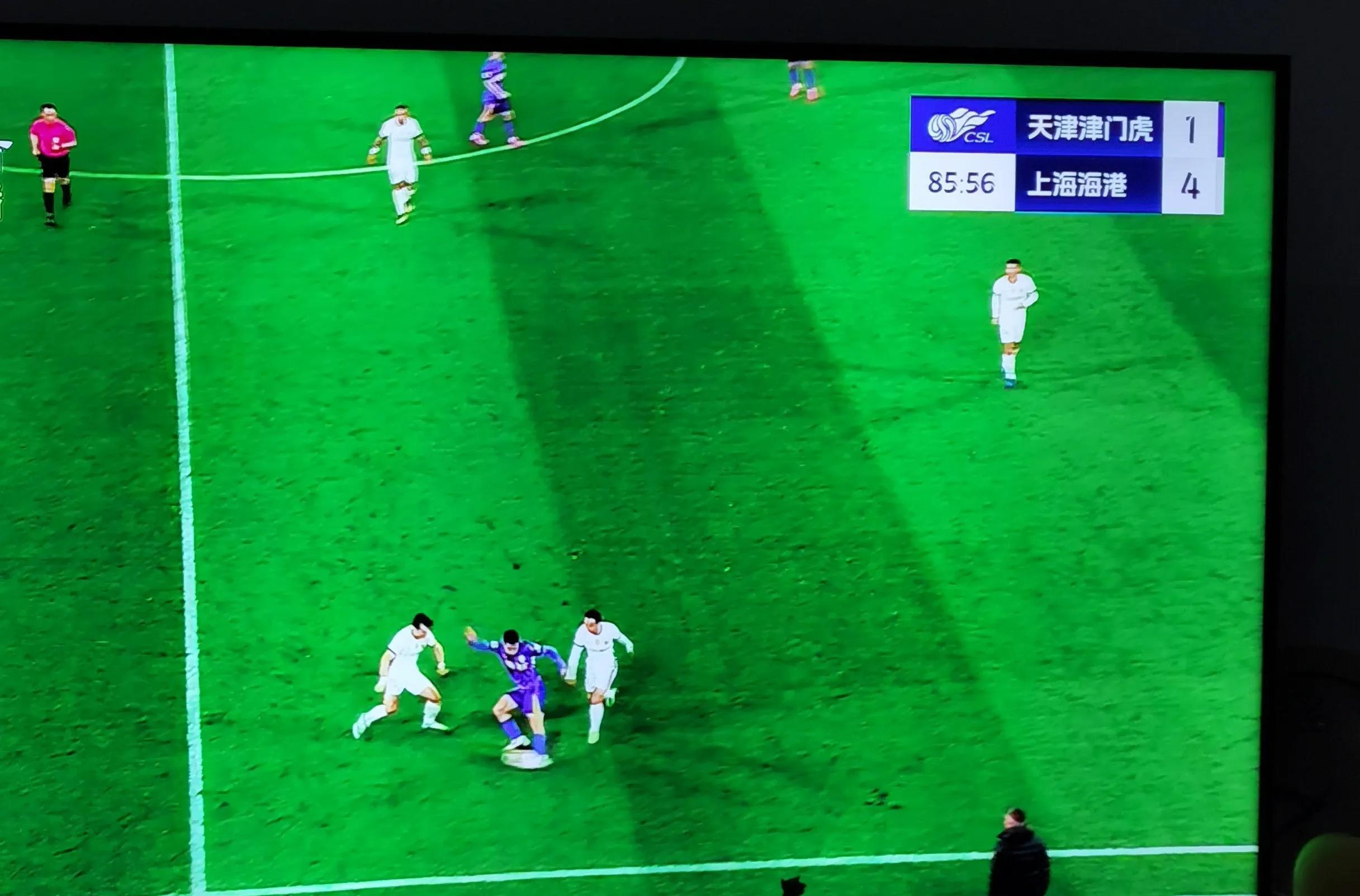 点球大战争议不休，裁判判罚被质疑现场混乱的简单介绍