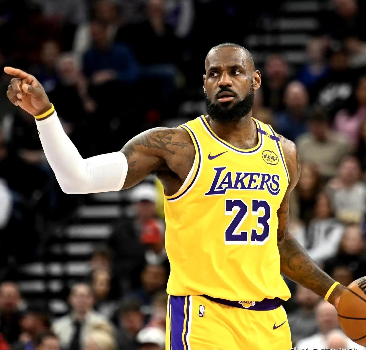 湖人主场完胜开拓者，避开连败