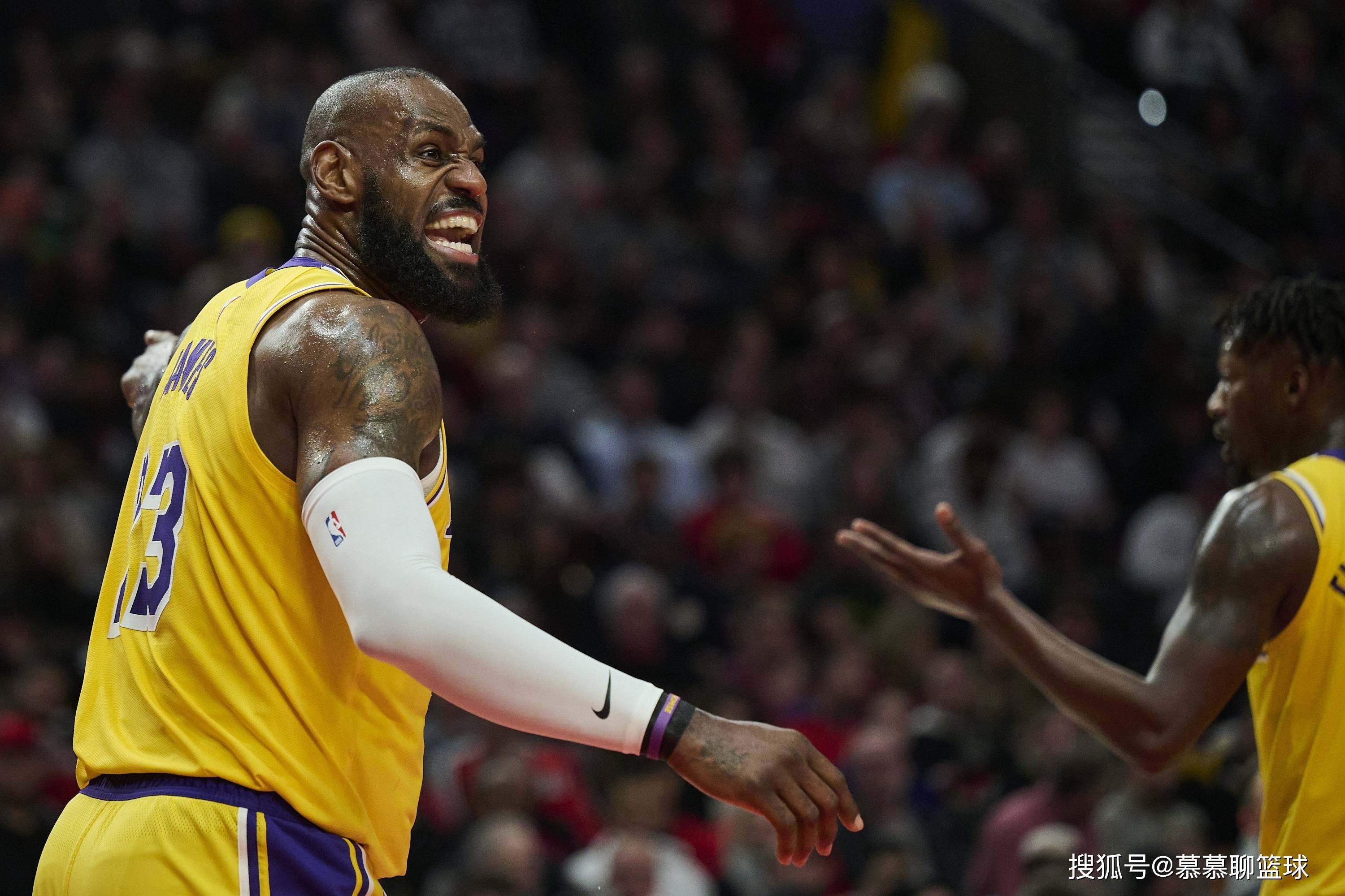 湖人主场完胜开拓者，避开连败