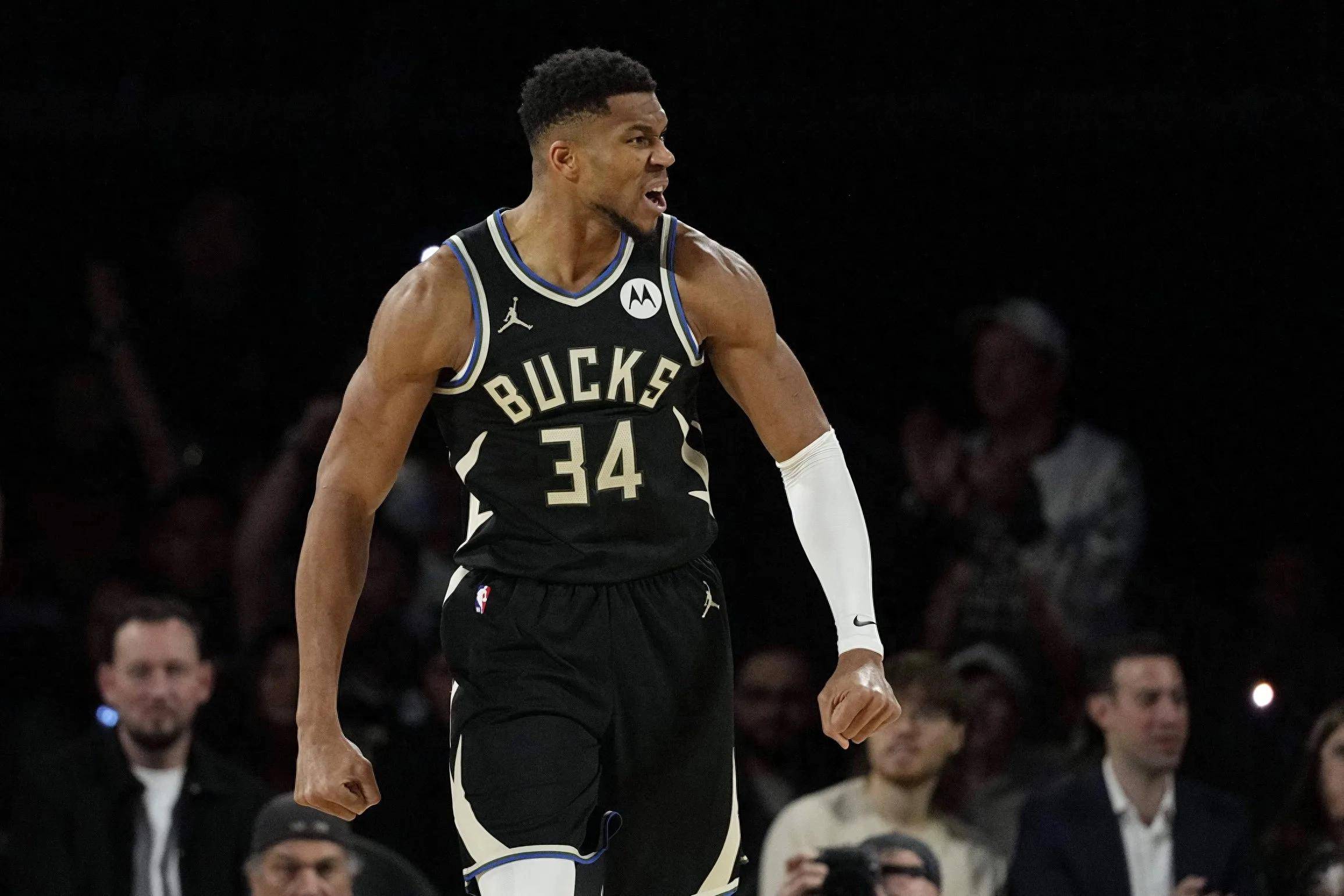 雄鹿胜魔术，继续保持不败。