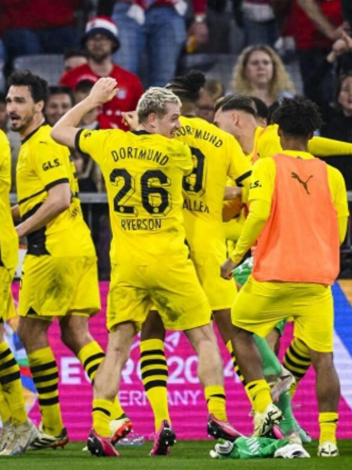 包含拜仁慕尼黑在德甲中击败多特蒙德，继续保持领先地位的词条