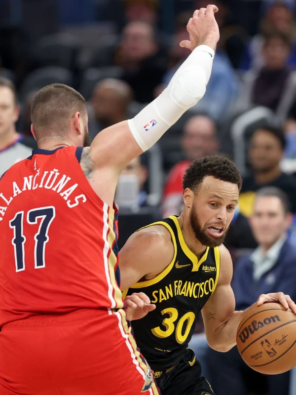 勇士大胜鹈鹕，库里砍下35分