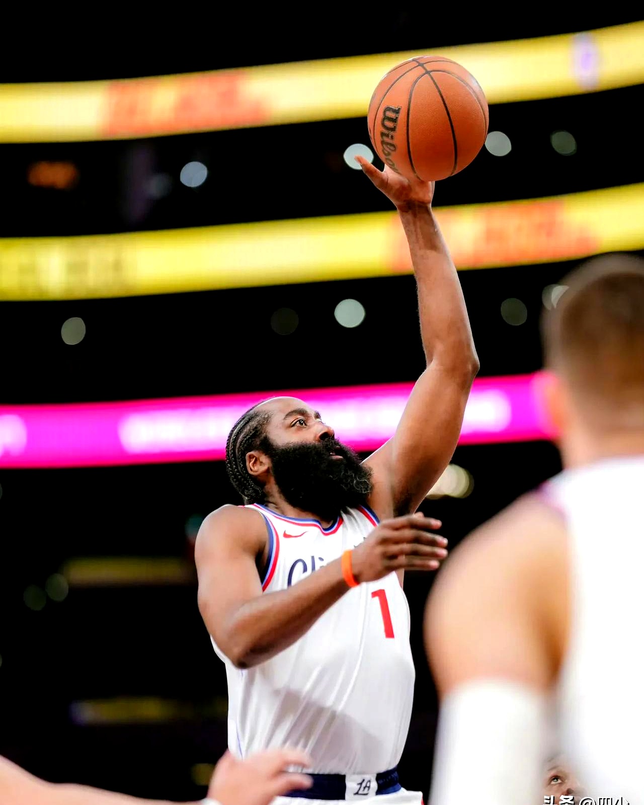 勇士大胜快船继续领跑