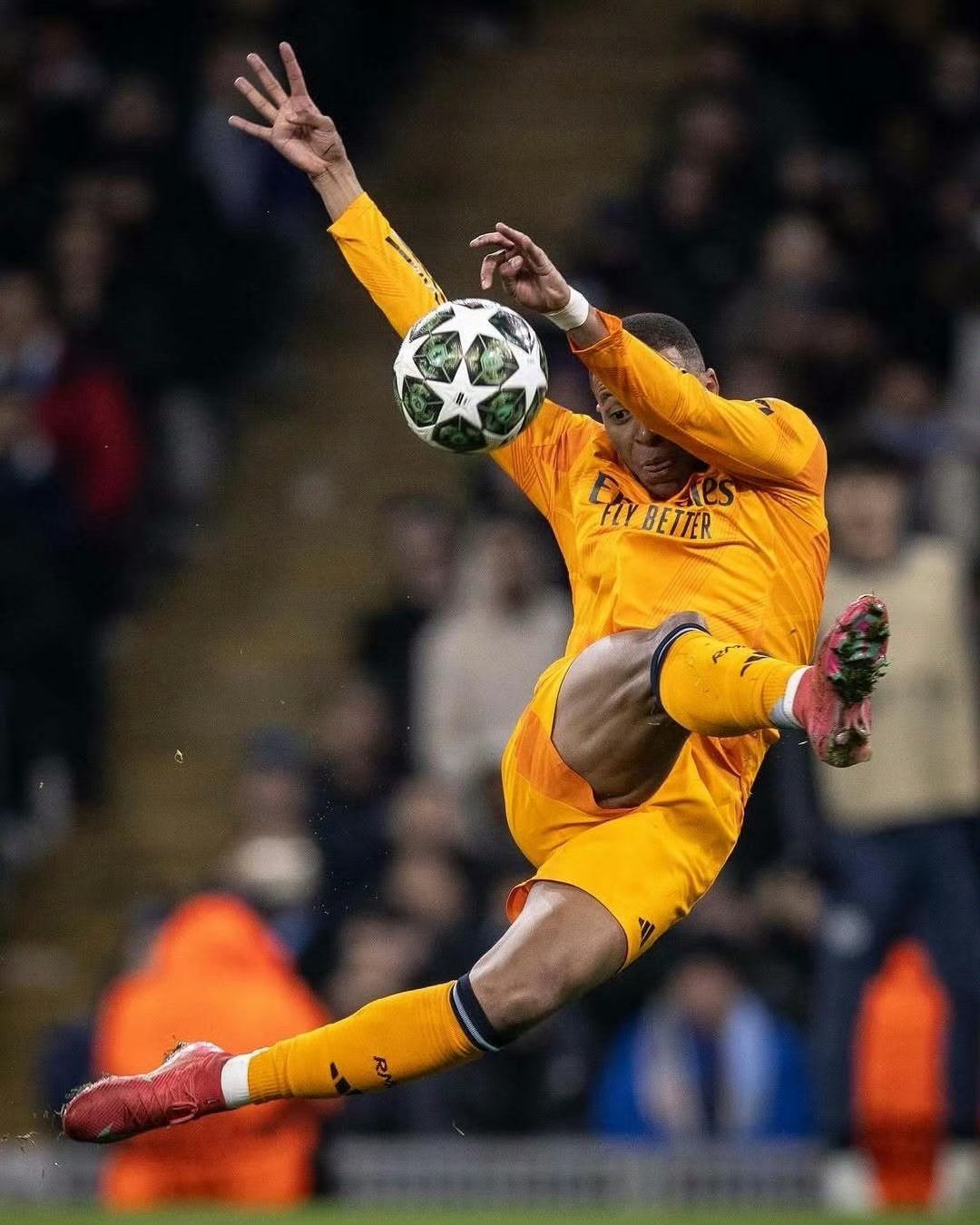 包含皇马贝尔6次躲曼城门将破门成功尤文回敬边裁按耳朵篮球员往后赢6次的词条