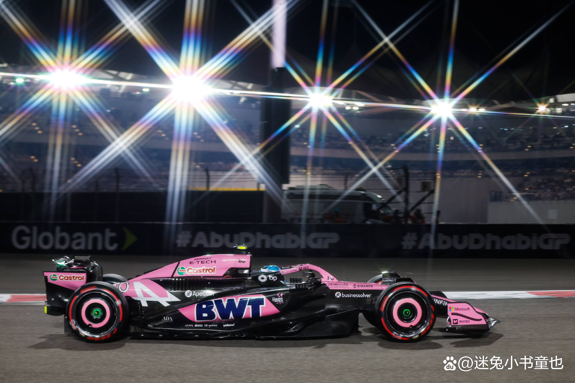 红牛二队轻取迈凯伦，佩雷兹点燃赛场